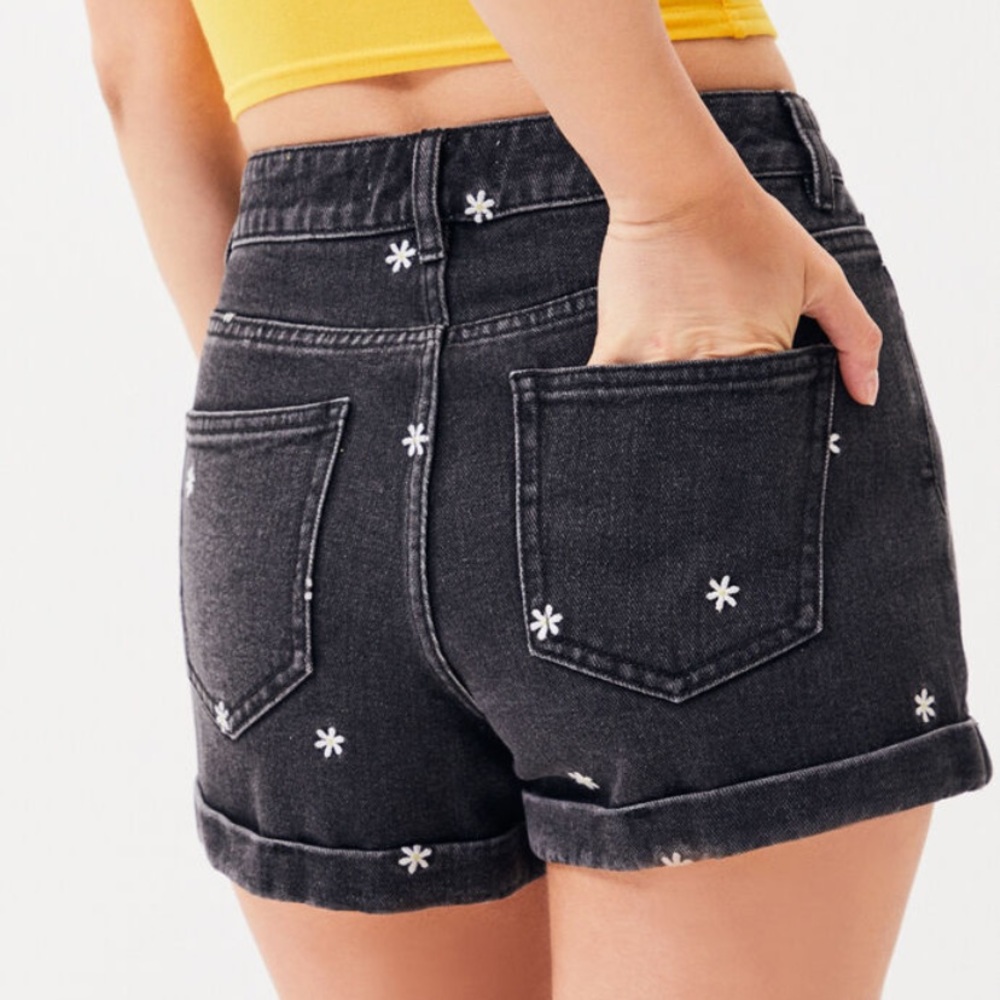 pacsun black daisy mom shorts